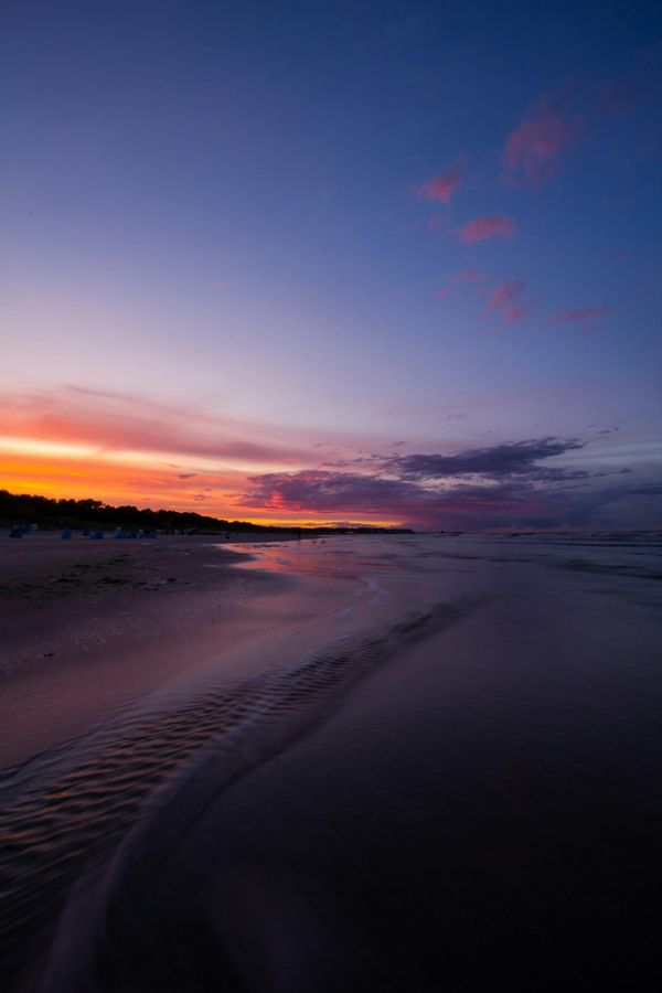 Luftaufnahme der Insel Usedom mit Strand und Meer im Hintergrund.