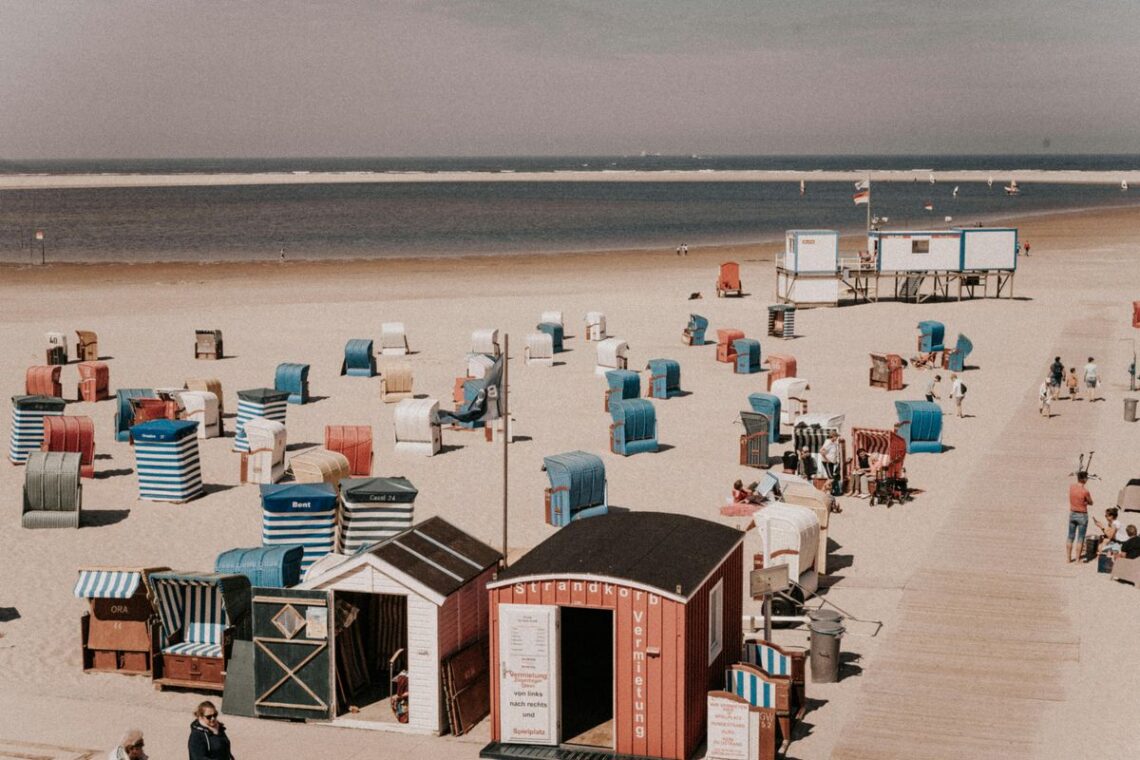 Norderney Sehenswürdigkeiten: Strandpromenade und historische Architektur auf der Insel Norderney.