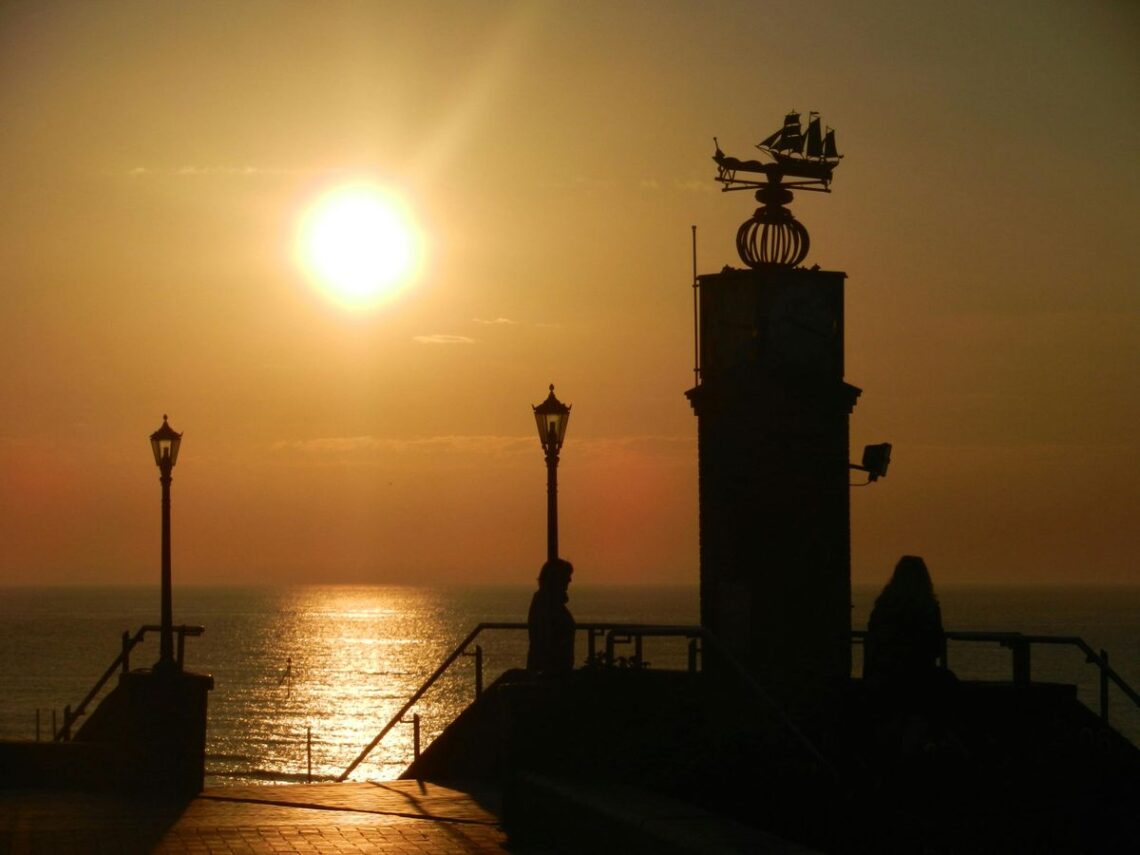 Luftaufnahme der Strände auf Wangerooge bei Sonnenuntergang.