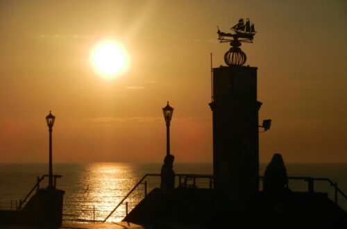 Luftaufnahme der Strände auf Wangerooge bei Sonnenuntergang.