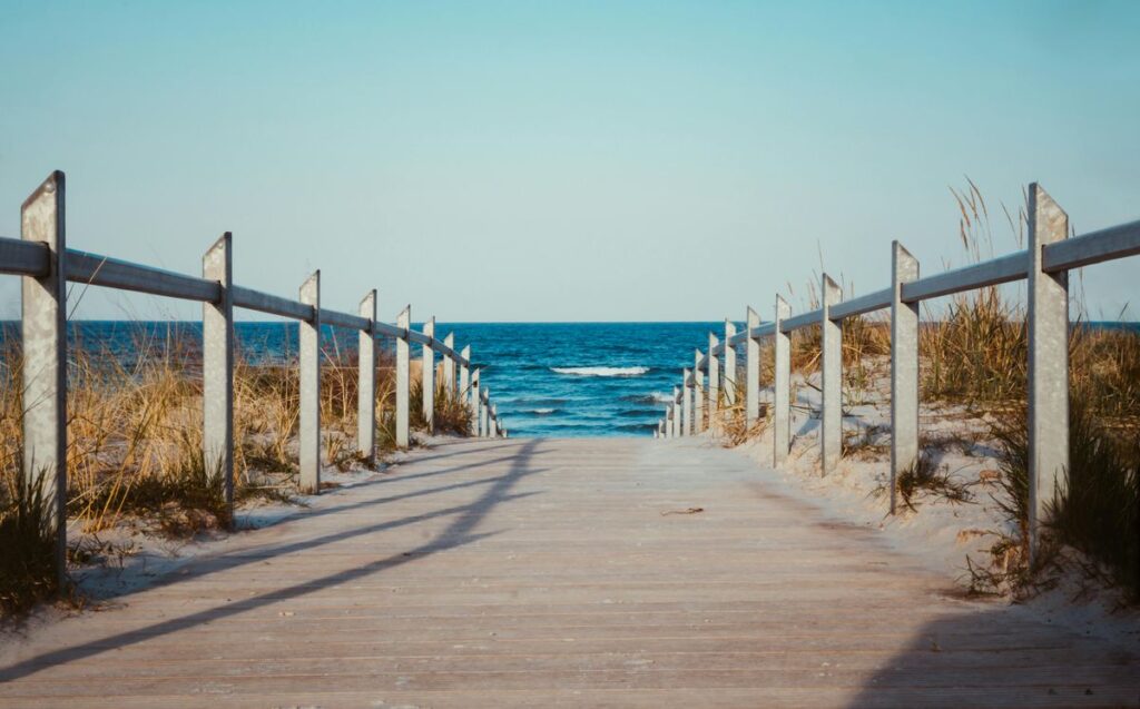 Binz Beach bei Rügen Sehenswürdigkeiten, idyllischer Strandabschnitt auf der Insel Rügen.