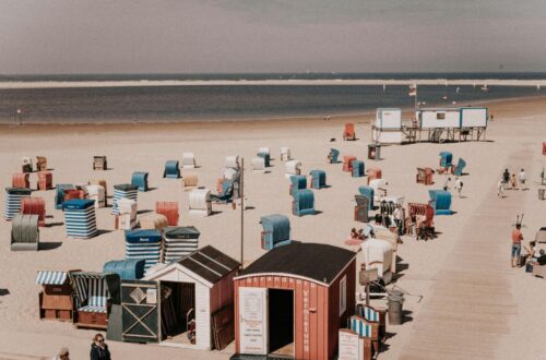 Luftaufnahme der Insel Borkum mit Strand und Dünen.