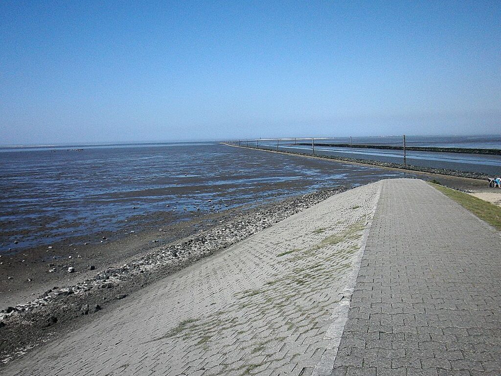 Fähre von Harlesiel nach Wangerooge am Hafen bei Sonnenuntergang