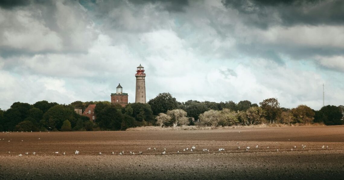 Luftaufnahme von Rügen, der größten Insel Deutschlands, mit malerischen Küsten und Stränden.