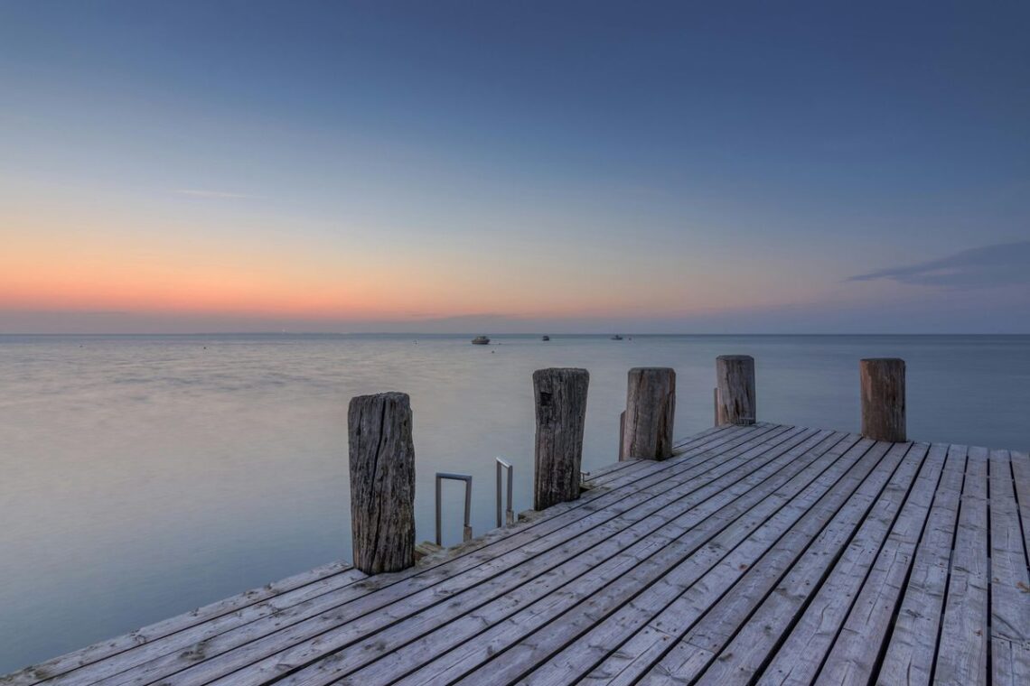 Luftaufnahme von Amrum mit Dünen und Strand im Hintergrund